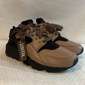 Nike air huaraches size US W7 Brand new
